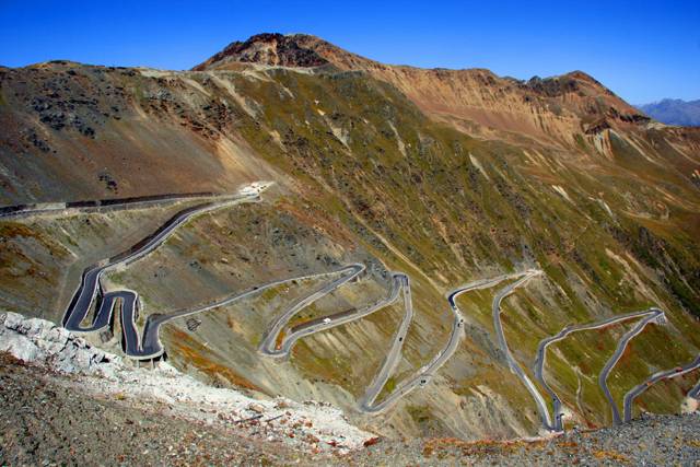 Pokud máte rádi adrenalin za volantem, vyzkoušejte si při cestě za dovolenou na jih některou z horských silnic v Alpách. Průjezd serpentinami a průsmyky v nadmořských výškách okolo 3000 metrů je pro každého řidiče nejen zkouškou vyspělosti, ale i nezapomenutelným zážitkem. 