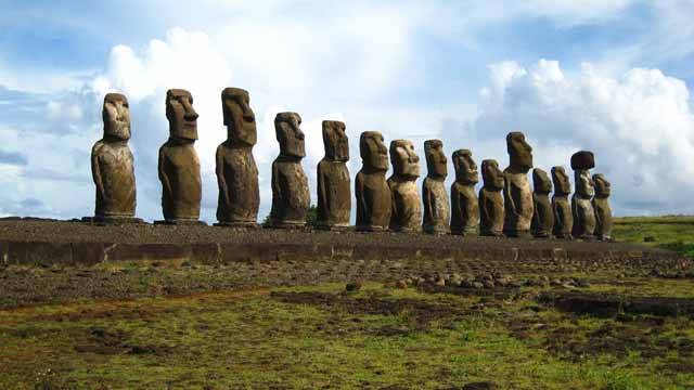 Velikonoční ostrov je místem na záhady skutečně bohatým. Kdy se vlastně na ostrově objevili první lidé? K čemu sloužily zvláštní sochy moai? Jak je lidé vlastně dokázali postavit? Kdo zanechal tajemné písmo rongo-rongo? Další záhada je sice méně efektní, avšak možná ještě zásadnější. Vědci se ptají: Proč z Rapa Nui zmizely všechny stromy?