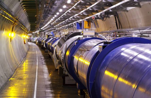 Na velké mezinárodní konferenci pro fyziku vysokých energií v Paříži byly nedávno zveřejněny výsledky prvních tří měsíců měření prováděných ve Velkém hadronovém srážeči (LHC) v CERNU. Částice, které zatím pozorovali, fyzikové sice již znají. Výsledky však naznačují, že zařízení je velmi dobře připraveno pro další kola experimentů. 