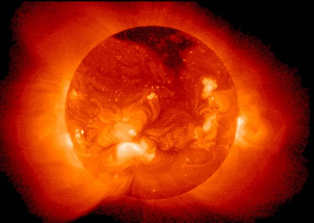 Britský fyzik Stephen West z prestižní University of London věří, že naše Slunce ukrývá hluboko pod svým povrchem temnou hmotu. Podle něj přispívá k ochlazování jeho jádra a následně i ke snižování povrchové teploty. 