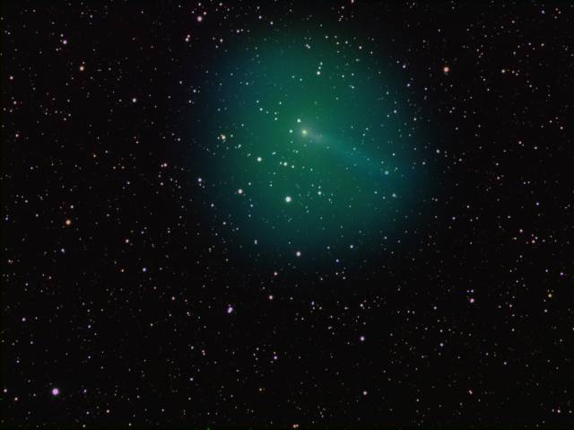Na konci října nás čeká velmi blízký průlet periodické komety 103P/Hartley, který bude zároveň zblízka zkoumat vesmírná sonda Deep Impact vyslaná NASA. Kometa Hartley bude při tomto průletu velmi příznivě položená pro pozorování na noční obloze. 