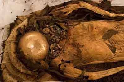 Rakouští archeologové a lékaři z univerzity ve Štýrském Hradci se nedávno vzali „do parády“ 3000 let starou mumii, která pochází z oblasti dnešního jižního Peru. Po detailní analýze zbytků jejího tetování se domnívají, že některé obrazce na jejím těle by mohly naznačovat důležitá terapeutická místa na těle. 