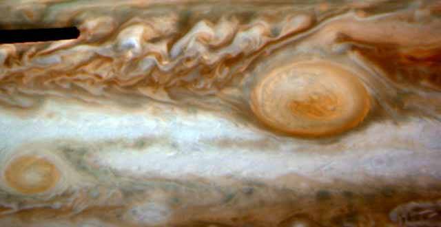Král sluneční soustavy. Přesně tento urozený titul je jako ušitý pro největší planetu solárního systému Jupiter(u?).  Tento plynný obr je charakteristický nejen svými rozměry, ale i svým zbarvením. Vzhledem k proudění atmosféry se zde tmavší pásy střídají se světlejšími. Takový obrázek Jupiteru je znám z každé učebnice základní školy. Jenže, jak se zdá, tvář krále se pomalu mění…