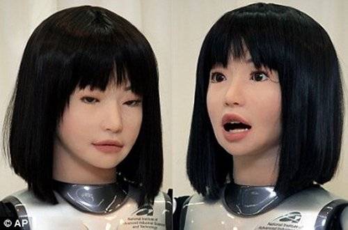 Posedlost Japonců a Korejců sestrojováním robotů podobných lidem je jistě všem známá. Japonští inženýři nedávno představili nového fembota HRP-4, který dokáže věrně napodobovat gesta a dýchání lidských zpěváků. 