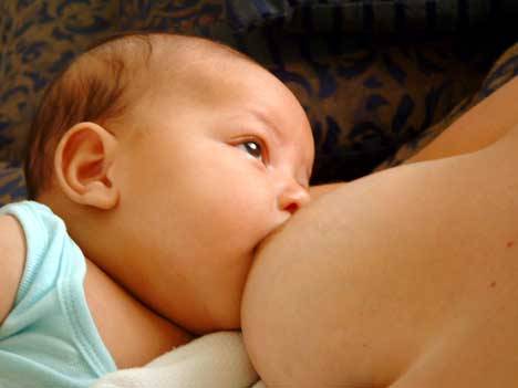 Lidské mateřské mléko má oproti jiným savcům výrazně jiné složení. Může za to skutečnost, že u malých dětí se vyvíjí v první řadě mozek. Vědci z amerického Houstonu nedávno odhalili, že zcela nazastupitelnou roli hrají v mateřském mléce také látky nečekané: sloučeniny dusíku. 