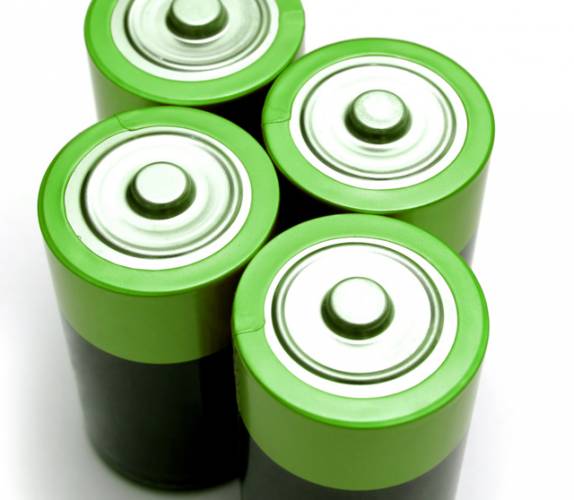 Potěšující zpráva se do světa rozšířila z Massachusetského technologického institutu (MIT) v USA. Tamním vědcům se podařilo prodloužit životnost lithiových baterií. A to razantním způsobem. Použití nových technologií způsobí, že bateriím se jejich životnost prodlouží desetinásobně.