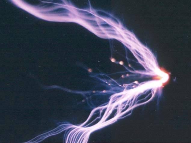 Kulové blesky jsou zvláštní atmosférické jevy, jejichž původ je pro vědce stále záhadou. Během let byla zformulována řada teorií, žádná však nedokáže vysvětlit všechna pozorování. Se svou troškou do mlýna nedávno přišel i australský vědec. 