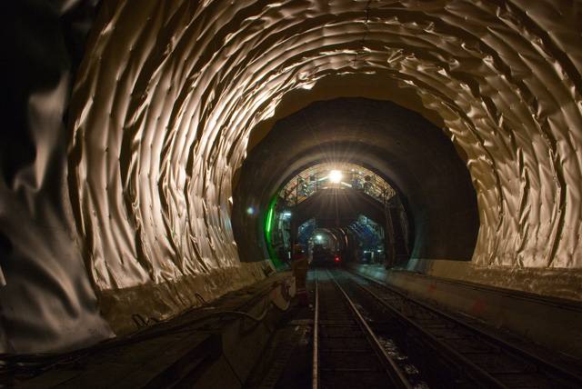 Koncem roku 2017 bude otevřen nejdelší železniční tunel na světě, vedoucí pod alpským Gotthardským masivem. Stavba 57 kilometrů dlouhého tunelu byla zahájena testovací ražbou už v roce 1993 a oficiální zahájení stavby bylo v roce 1996. Souběžně se buduje 5 tunelových úseků. Redakce 21. STOLETÍ měla unikátní možnost podívat se přímo na stavbu tohoto díla, které je považováno za jeden z nejúžasnějších inženýrských projektů světa.