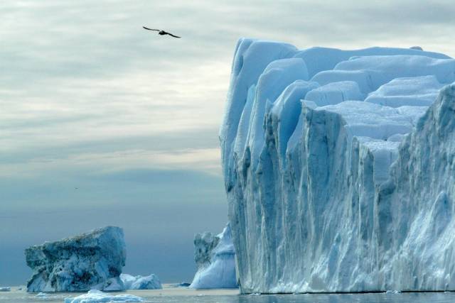 Poslední průzkumy naznačují, že teplá léta nemusí pro grónský ledovec znamenat pohromu. Roztátá voda totiž ve skutečnosti napomáhá ledovci brzdit jeho pohyb směrem k oceánu. Během chladnějších období má pak ledovec více příležitostí své ztráty dohnat.