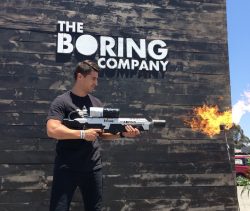 Žhavé léto podle Elona Muska: Tisícovka lidí už dostala plamenomety Boring Company