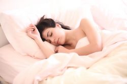 Jaká spánková poloha je nejhorší?