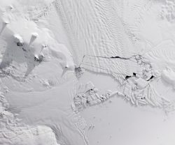 Na Antarktidě se od ledovce odtrhla obří ledová kra!