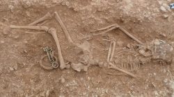 Jaké artefakty odkrylo anglosaské pohřebiště z 5.-6. století?