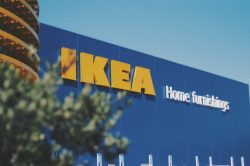 Nábytkářská společnost IKEA vytvořila záclonu, která čistí vzduch