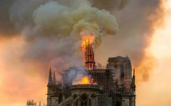 Požárem zničená Notre-Dame ještě nemá vyhráno