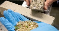 Nedostatkový písek by v betonu mohlo nahradit staré sklo