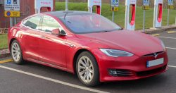 Muskova Tesla Model S uspěla v Kalifornii. Teď se pokusí o traťový rekord v Nürburgringu