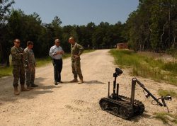 Autonomní robot jako přehlížený spolubojovník: Důvěru vojáků v technologii má obnovit společný výcvik