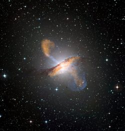 Opavští fyzikové objevili superhmotnou černou díru