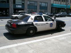 Komická scéna v USA: Policisty při dopravní kontrole překvapilo prázdné sedadlo autonomního vozu