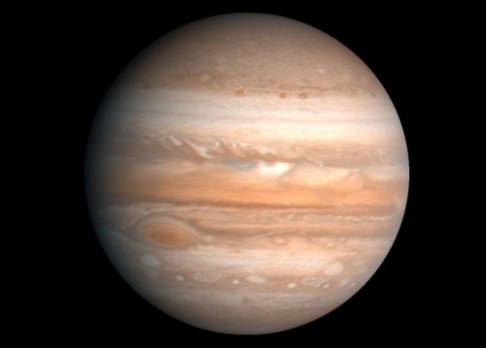 Za barvu skvrny Jupitera možná může Slunce