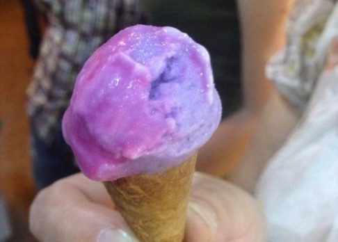 Chameleonská zmrzlina mění barvu při olíznutí