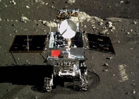 Čína vyslala k Měsíci družici