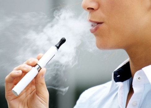 E-cigarety škodí víc než klasické