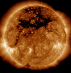 Gigantická díra na Slunci byla velká jako 50 Zemí