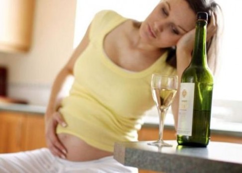 Sklenka vína těhotným (tolik) nevadí
